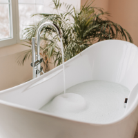 Le Bain de Lait et de Miel : Quand le luxe de l'Égypte Antique s'invite chez vous