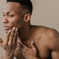 Poils incarnés sur peau noire : routine avant et après épilation
